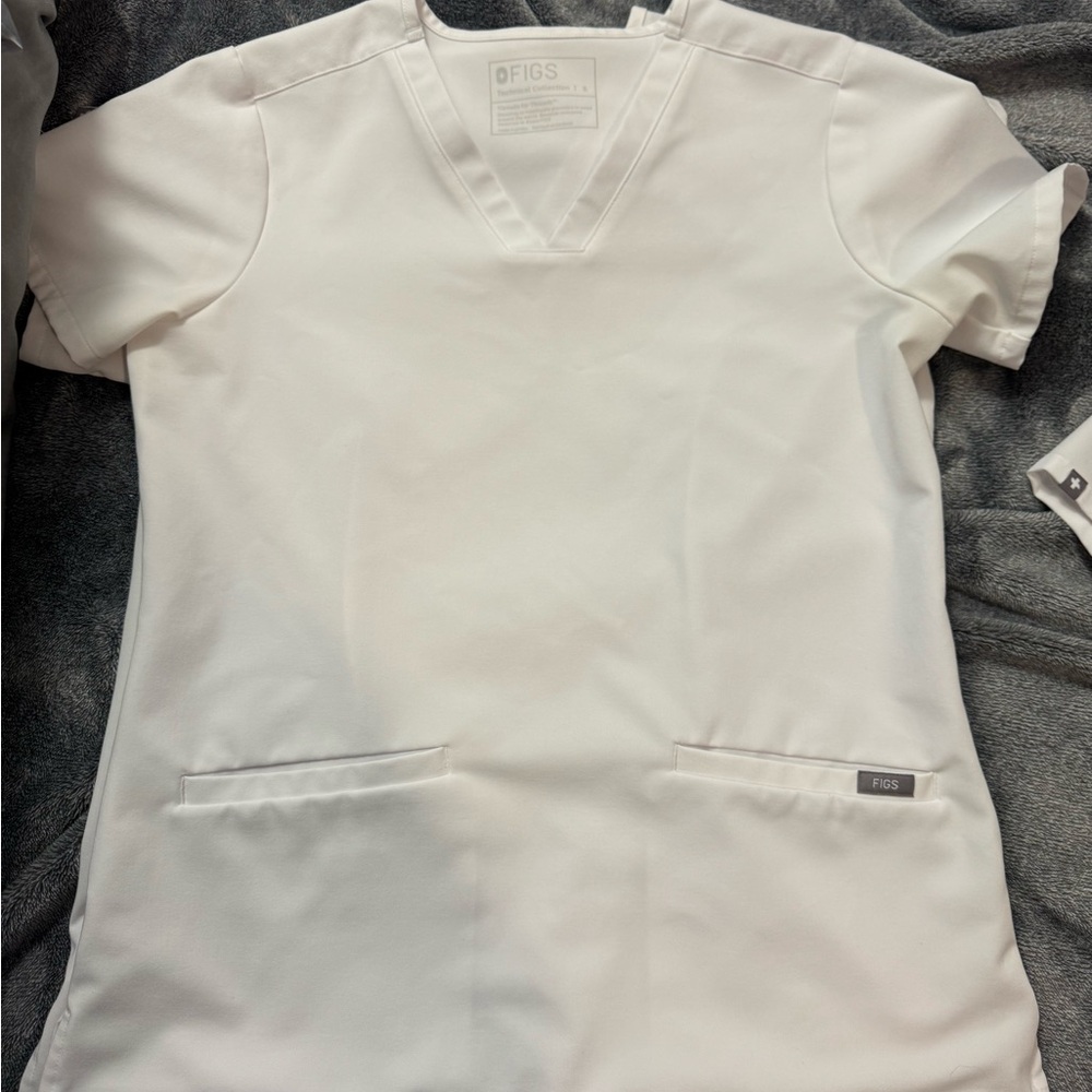 Figs optic white casma top size S